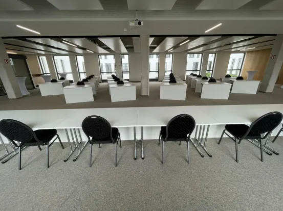 Konferenztisch rechteckig 1,2x 0,8 m mit Blende