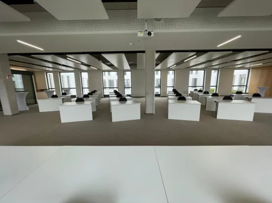 Konferenztisch rechteckig 1,2x 0,8 m mit Blende