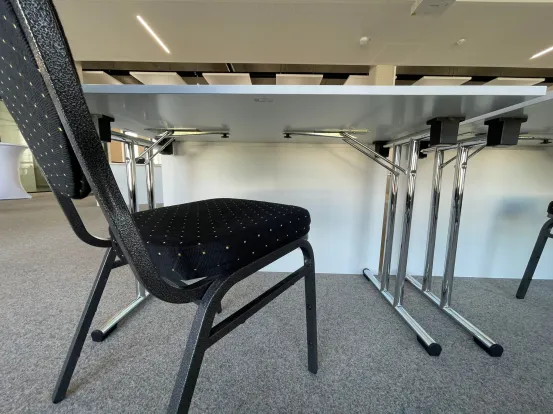 Konferenztisch rechteckig 1,2x 0,8 m mit Blende