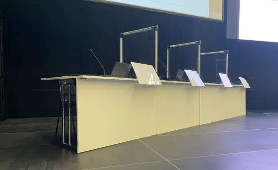 Konferenztisch rechteckig 1,2x 0,8 m mit Blende