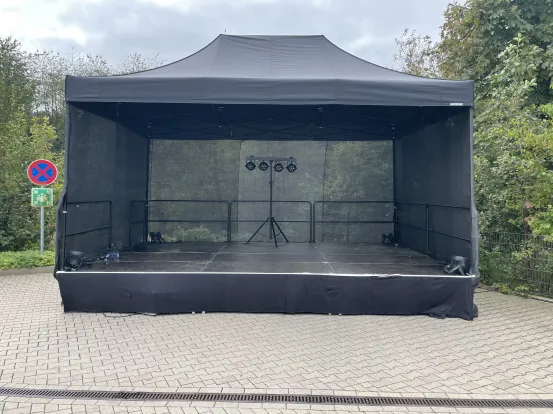 B&uuml;hnenpodest 6x4m mit Faltzelt&uuml;berdachung und Gaze 1m H&ouml;he 
