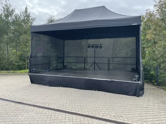 B&uuml;hnenpodest 6x4m mit Faltzelt&uuml;berdachung und Gaze 1m H&ouml;he 